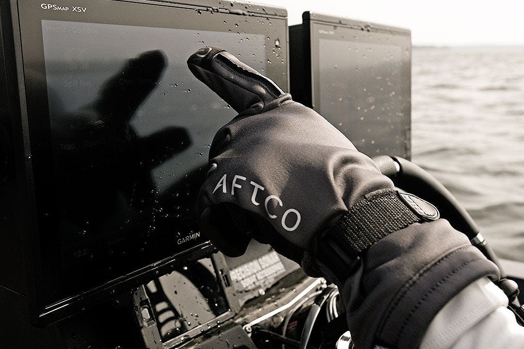 cold-weather-fishing_1280x720-hydronaut-glove.jpg